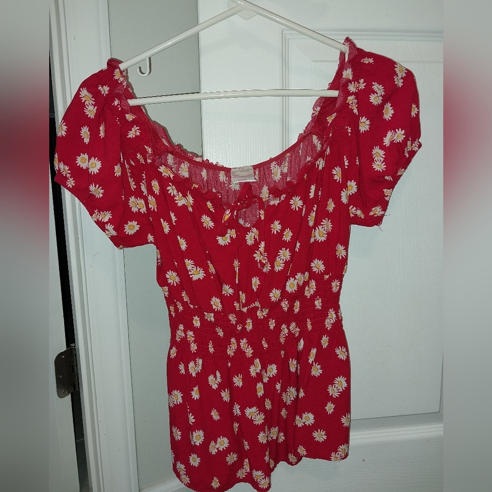 No Boundaries Jr's top Red with white daisies sixe extra small